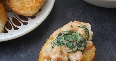 Tomatenbruschetta mit Krabben