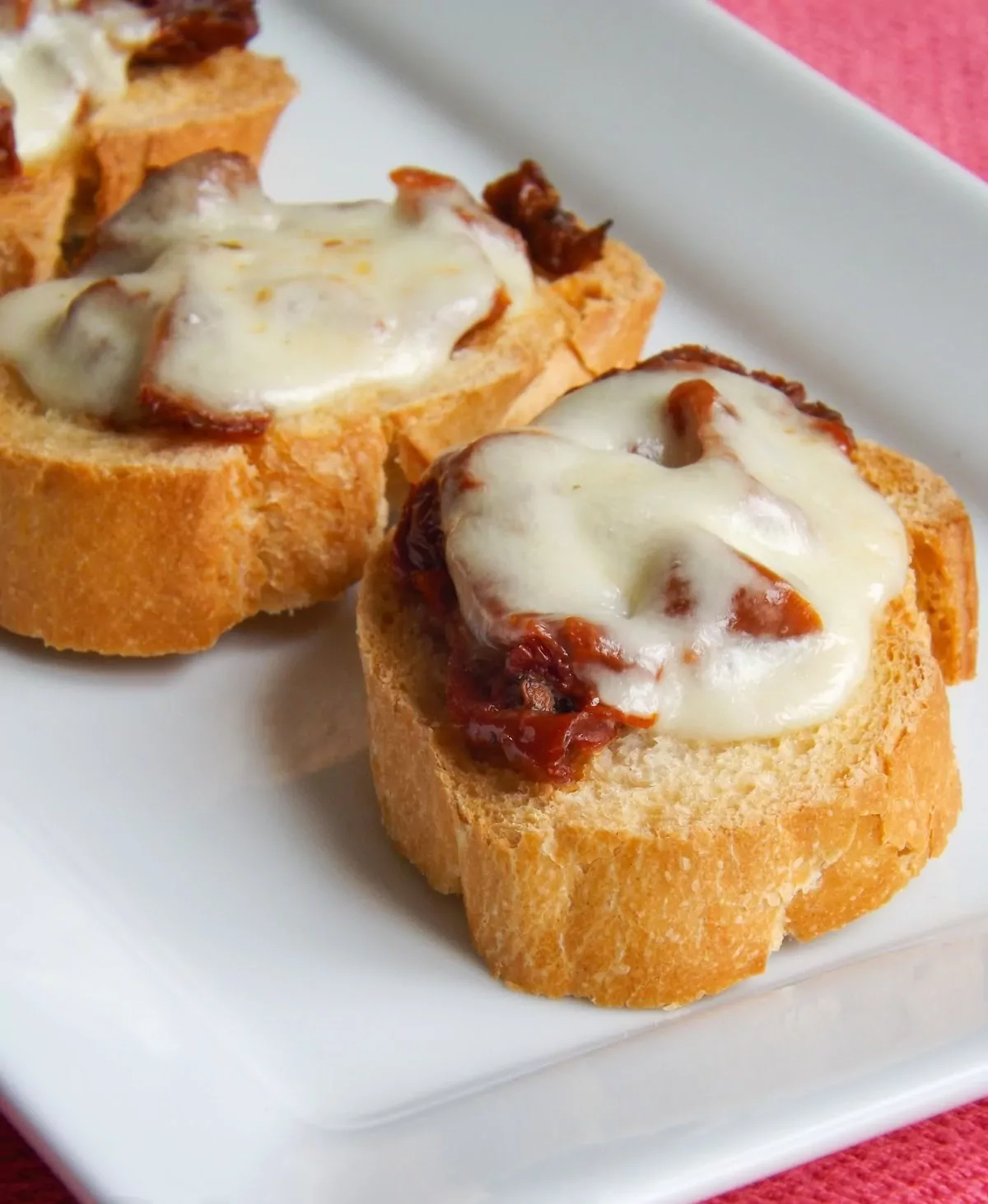 Bruschetta mit sonnengetrockneten Tomaten und Mozzarella