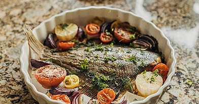 Scholle aus dem Ofen mit Tomaten und Pastinaken