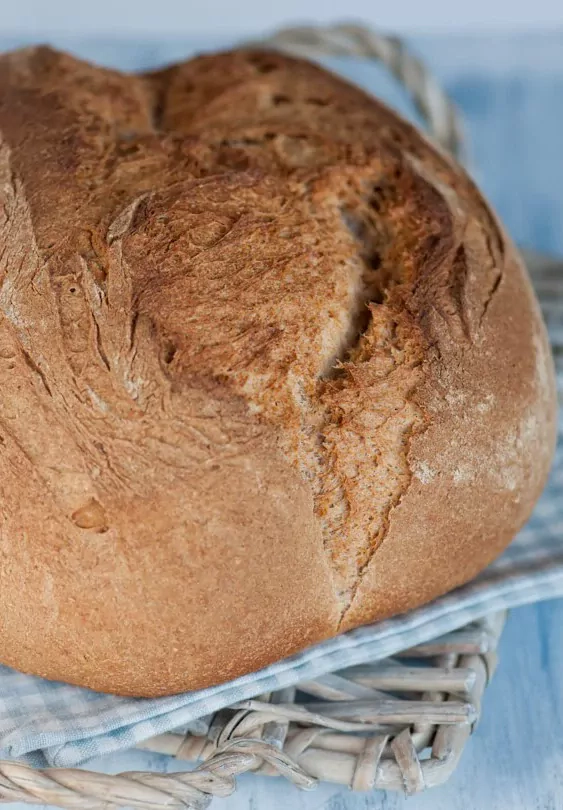 Einfaches Weißbrot mit Weizen-Sauerteig und Vorteig