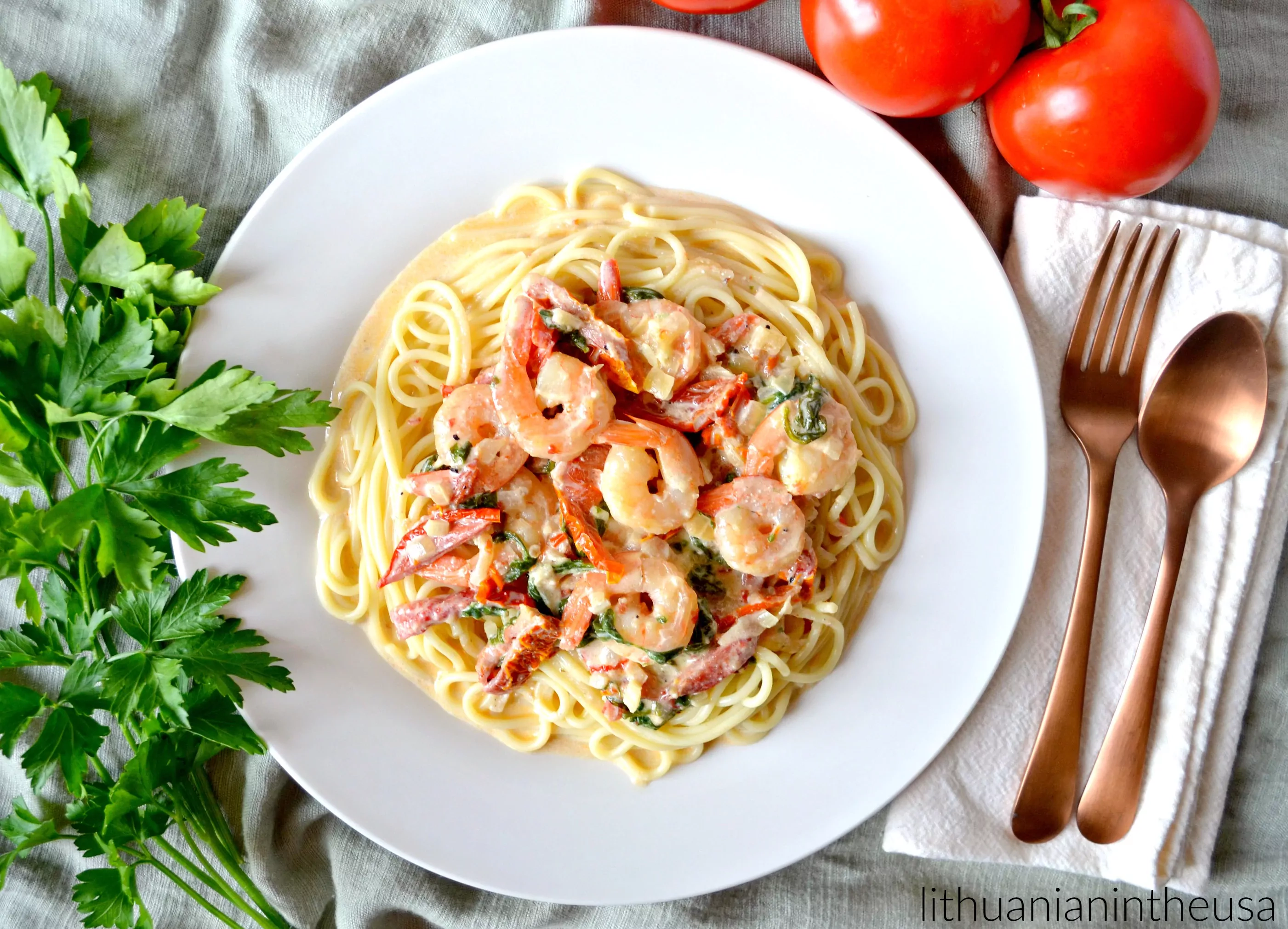 Garnelen mit sonnengetrockneten Tomaten, Spinat und Sahnesauce