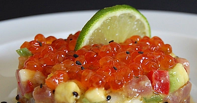 Thunfisch-Tartar mit Avocado und Lachsrogen