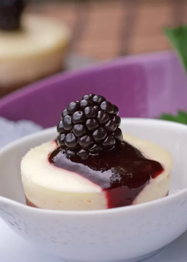 Süsse Ziegenkäsetörtchen mit Brombeer-Balsamico-Sauce