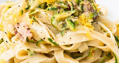 Zucchini-Chili Tagliatelle mit Zitrone