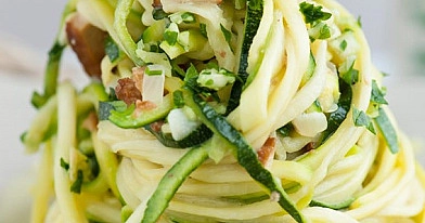 Zucchini-Spaghetti Carbonara mit Mandel-Petersilien-Gremolata