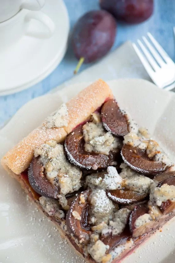 Saftiger Zwetschgenkuchen mit Hefeteig, Mandelcreme und Mohnstreuseln