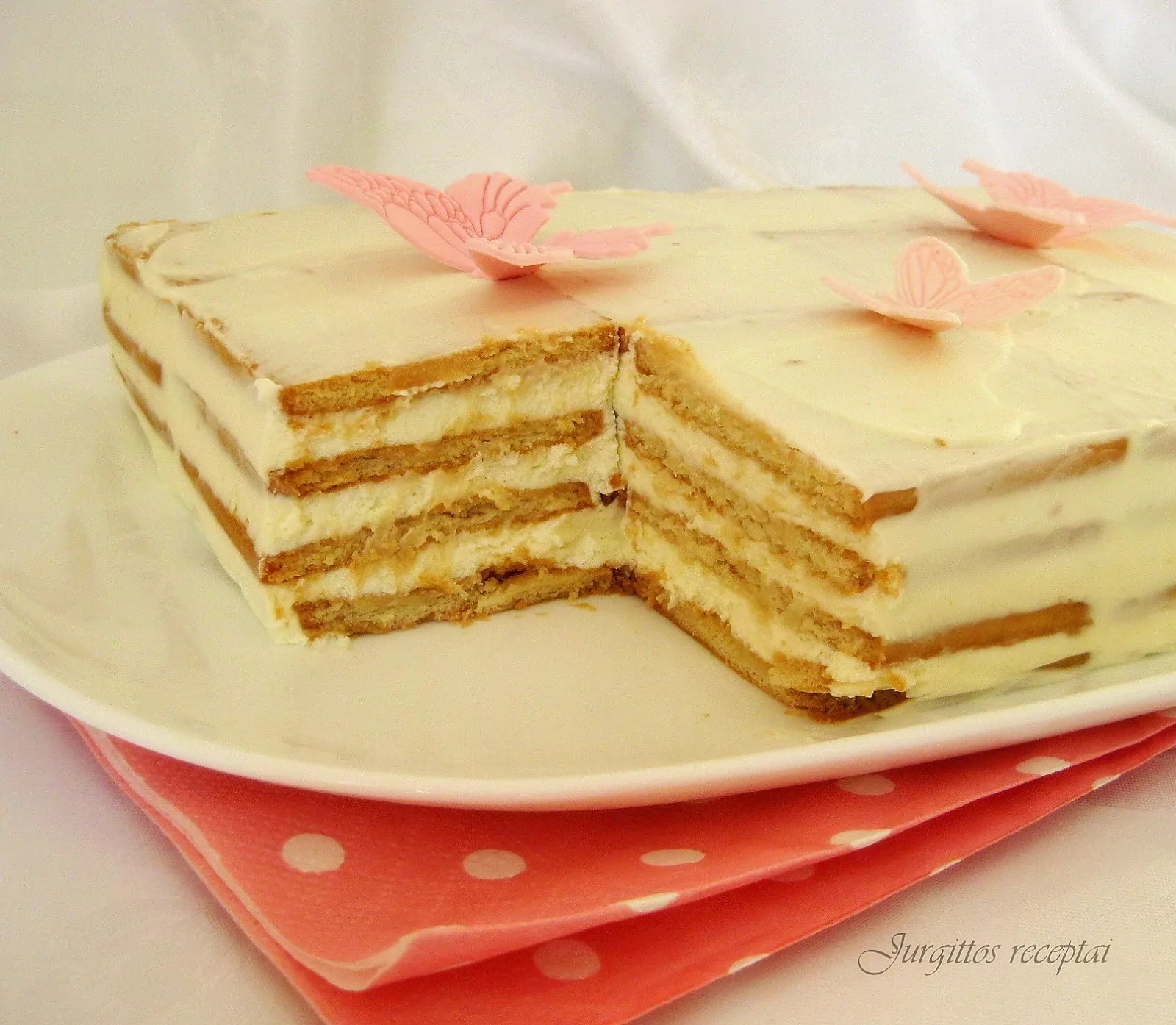 Ungebackener Zitronenbiskuitkuchen mit Kondensmilch und Sahne