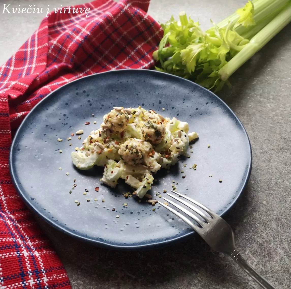 Salat mit Staudensellerie, Äpfeln und Hüttenkäse