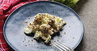 Salat mit Staudensellerie, Äpfeln und Hüttenkäse