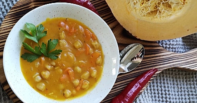 Kürbissuppe mit Kichererbsen und Kokosnussmilch