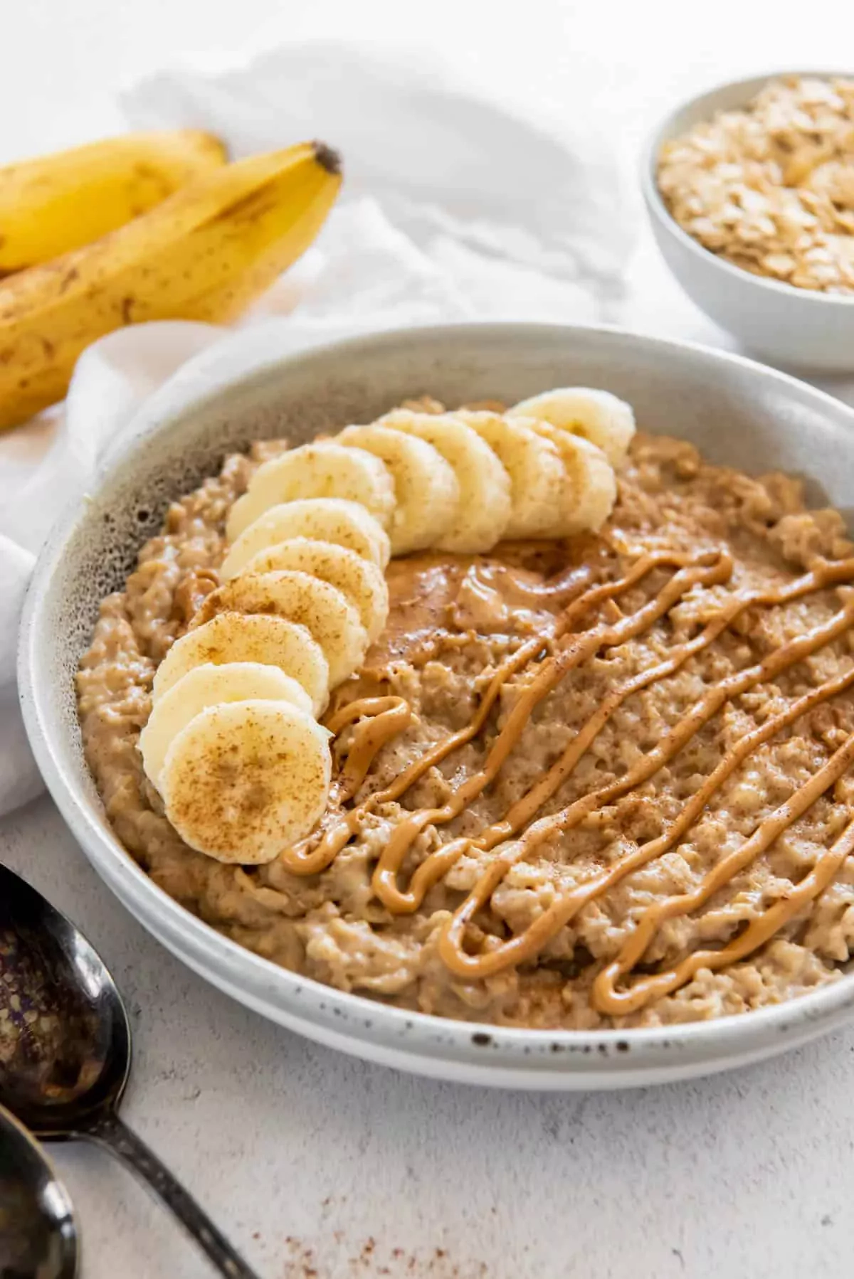 Leckerer Haferbrei mit Erdnussbutter und Bananen