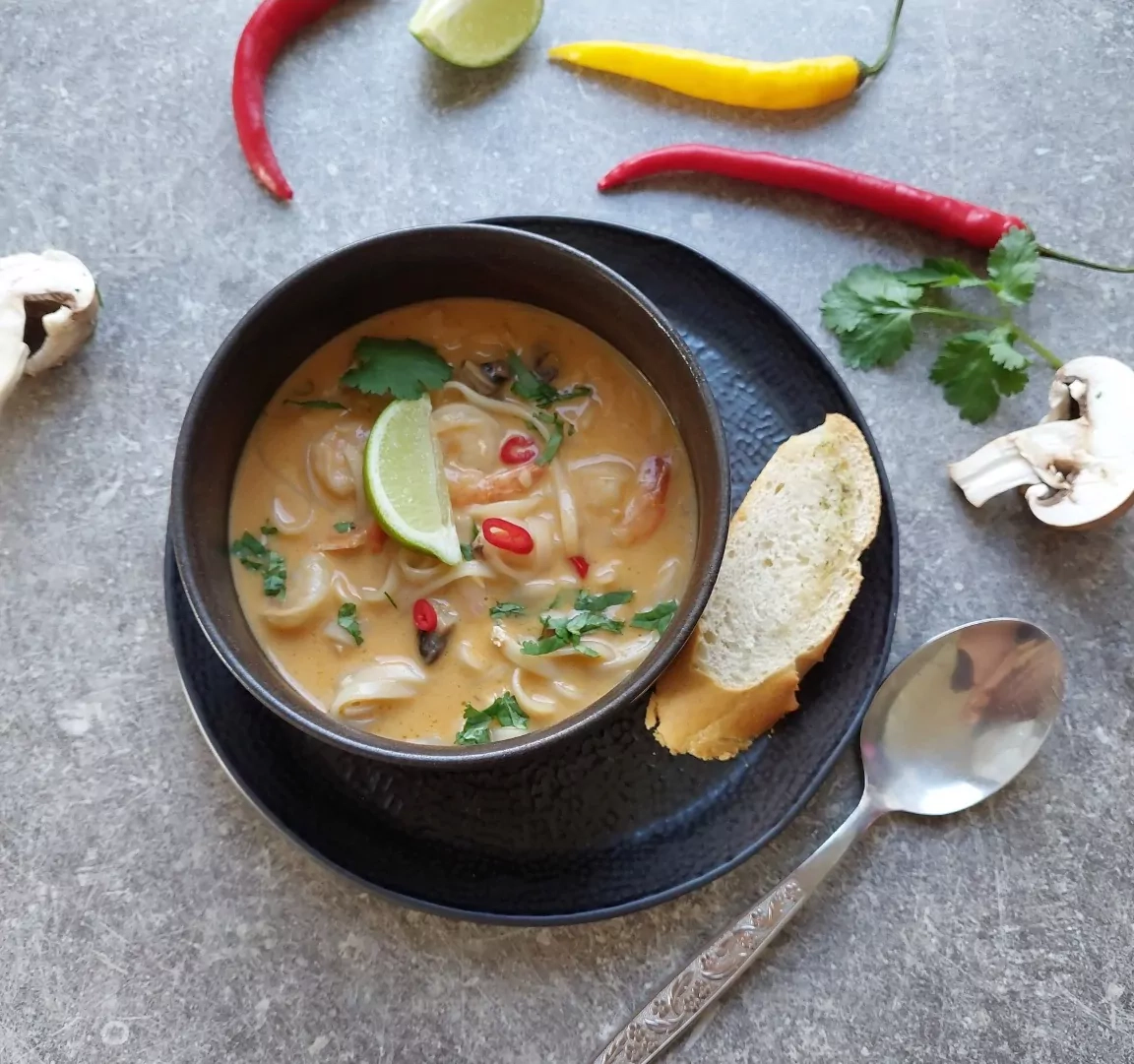 Thai Tom Yum Suppe mit Nudeln, Meeresfrüchten und Huhn