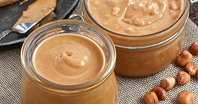 Natürliche hausgemachte Erdnussbutter