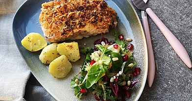 Lachs mit knuspriger Kruste, Kartoffeln und Salat