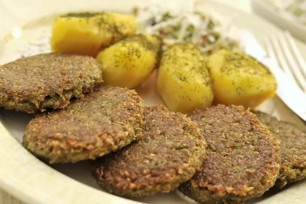 Gekeimte Frikadellen Aus Weizenkörnern Mit Brokkoli