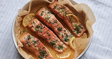 Forellenfilets in Scheiben geschnitten, im Ofen gebacken, mit Zitronenbuttersauce