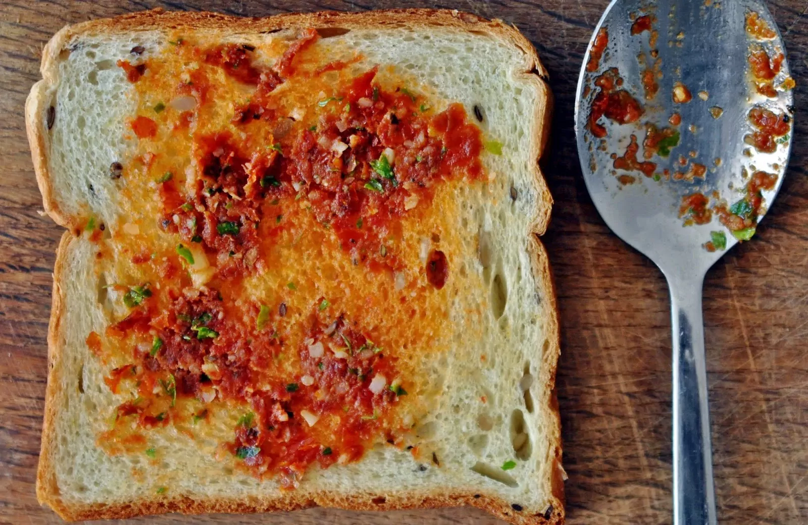 Aufstrich aus sonnengetrockneten Tomaten mit Käse und Petersilie