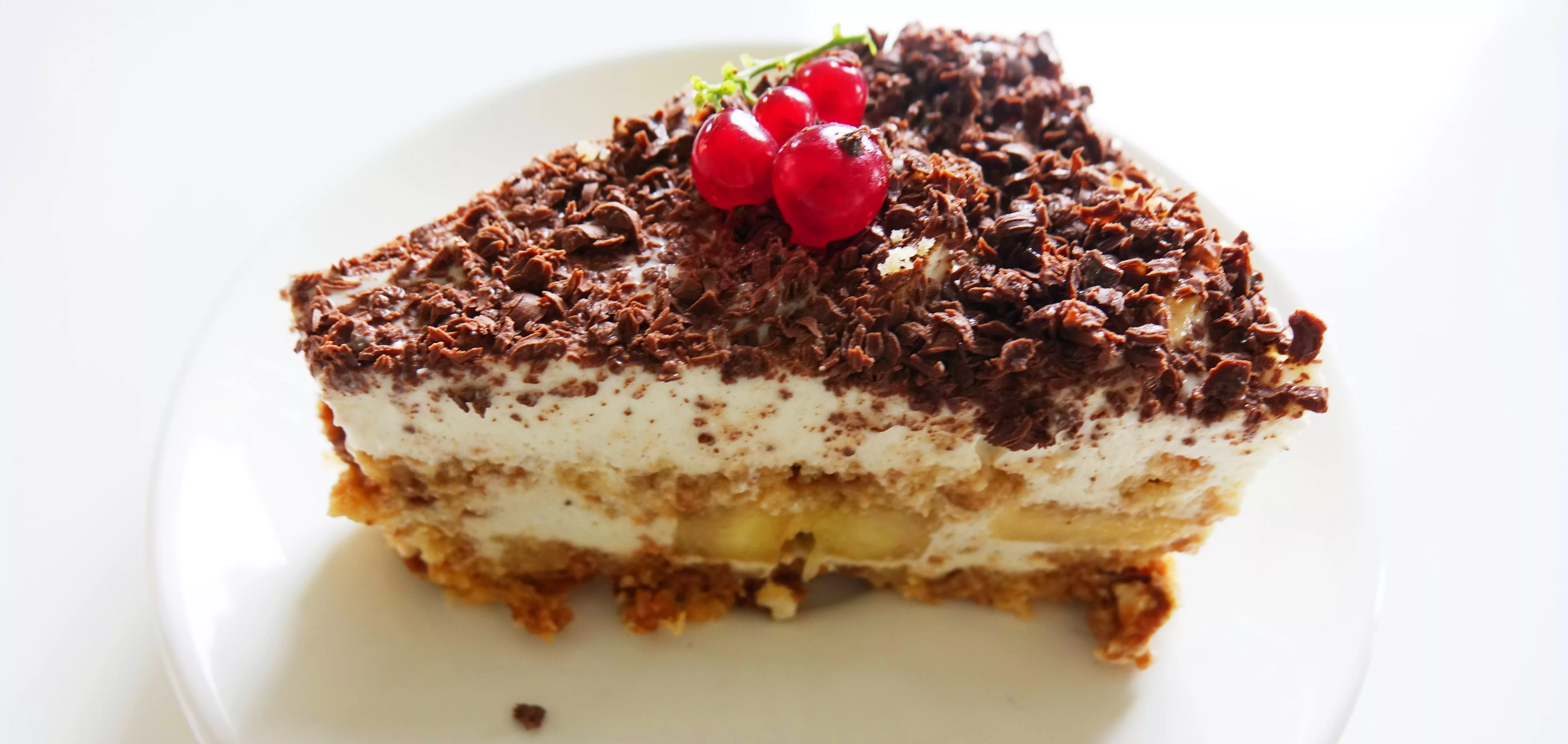 Ungebackener Kuchen mit griechischem Joghurt und Lebkuchen "Faultierparadies" mit Bananen