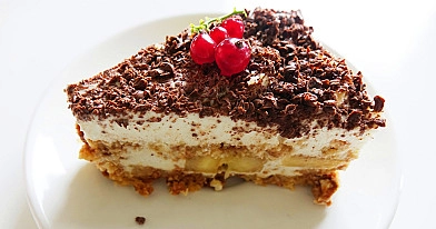 Ungebackener Kuchen mit griechischem Joghurt und Lebkuchen "Faultierparadies" mit Bananen