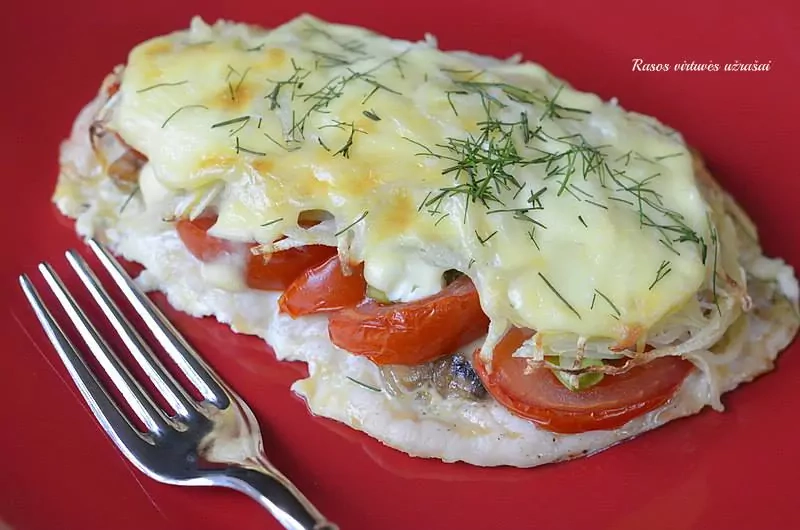 Hähnchen mit Champignons, Tomaten und saurer Sahne, im Ofen gebacken