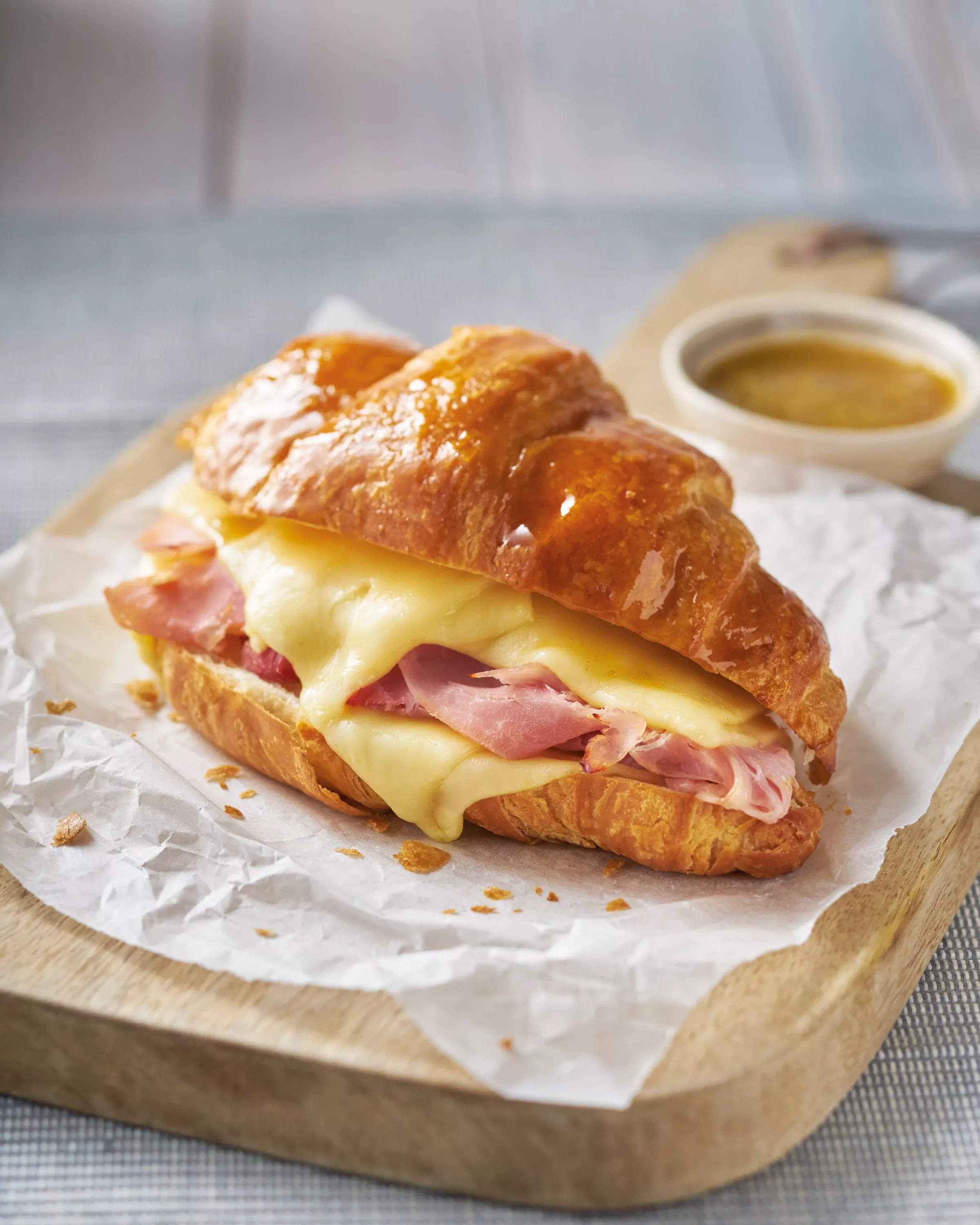 Croissants mit Schinken und Käse