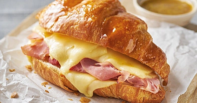 Croissants mit Schinken und Käse