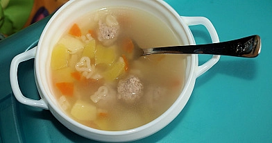 Nudelsuppe mit Fleischbällchen, Kartoffeln und Karotten