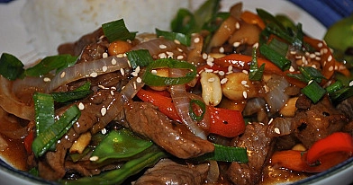 Rindfleisch auf Chinesisch: Rindfleisch und Gemüse in Wok und Teriyaki Sauce