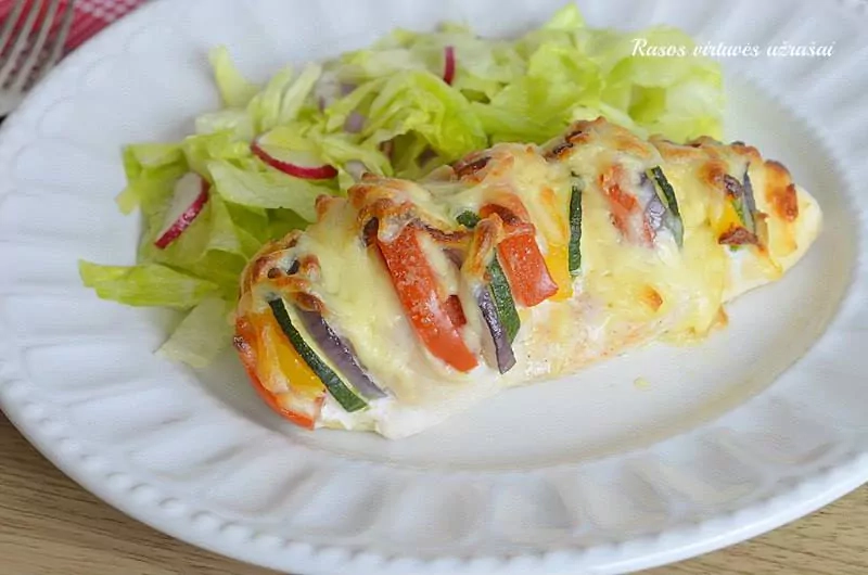 Gefüllte Hühnerbrust aus dem Ofen mit Gemüse und Mozzarellakäse