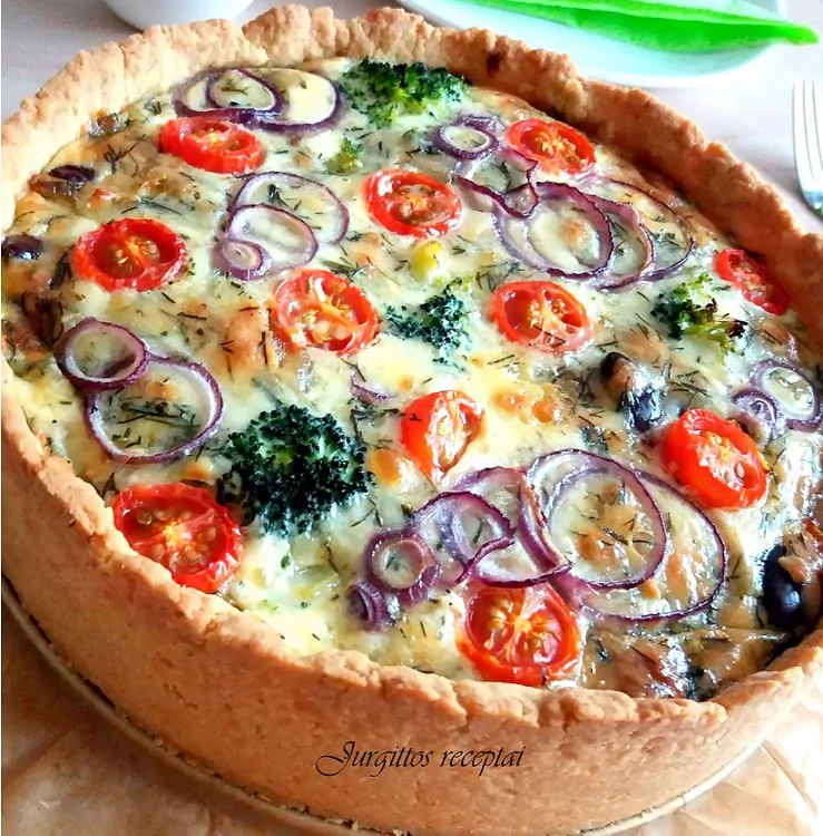 Quiche - französischer Kuchen mit Brokkoli und Lachs