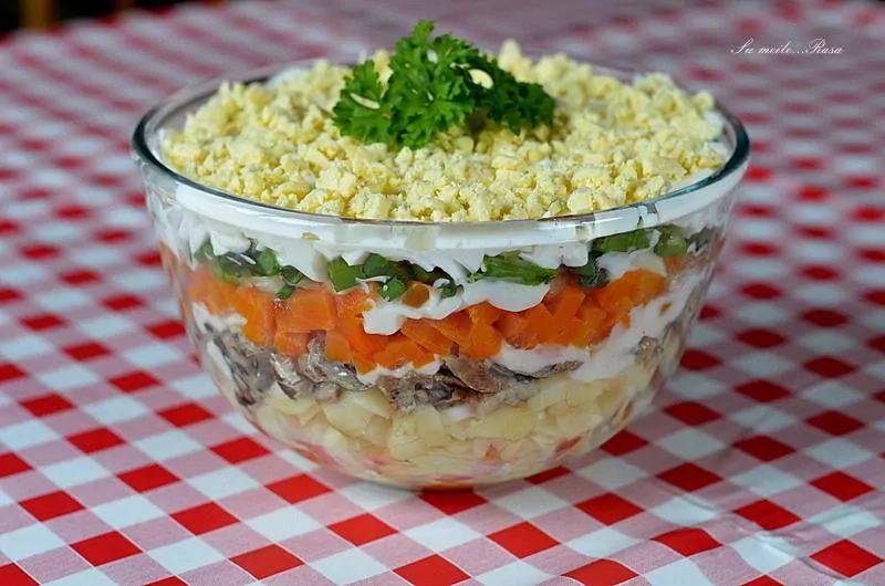 Pelzsalat mit Kartoffeln, Karotten und Eiern