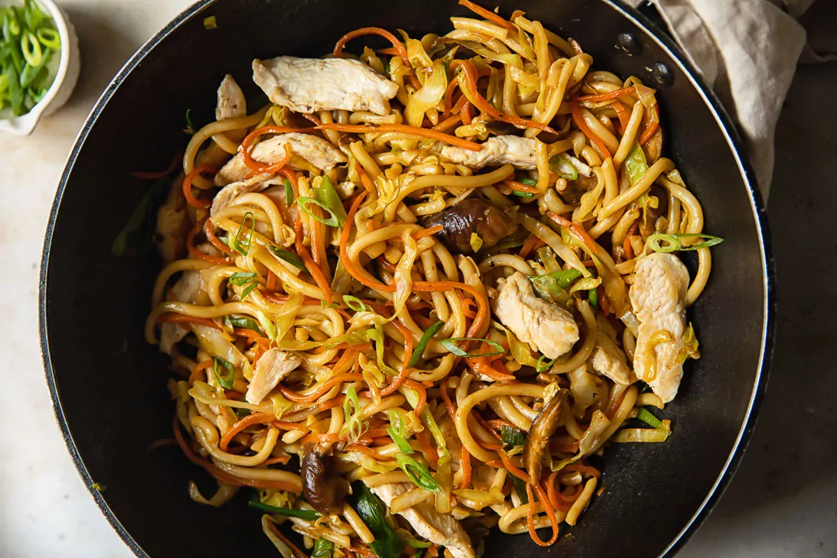 Yaki Udon-Nudeln mit Huhn, Karotten und Pilzen