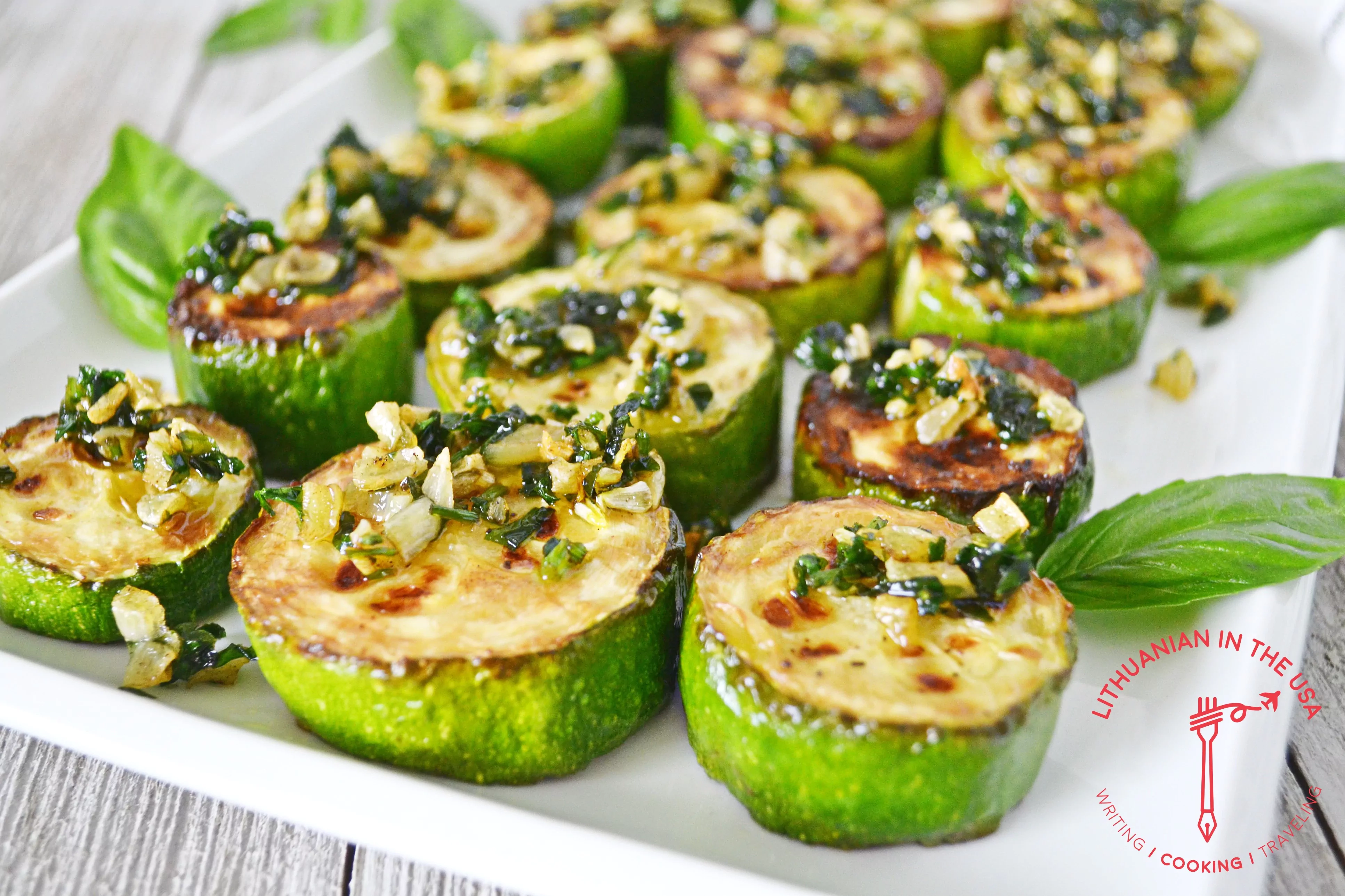 In Scheiben geschnittene Zucchini mit Knoblauch und Petersilie in einer Pfanne