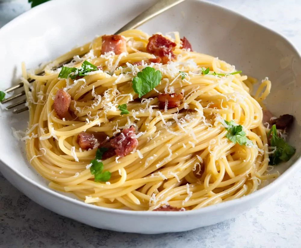 Pasta Carbonara - Nudeln mit Speck, Eigelb und Käse