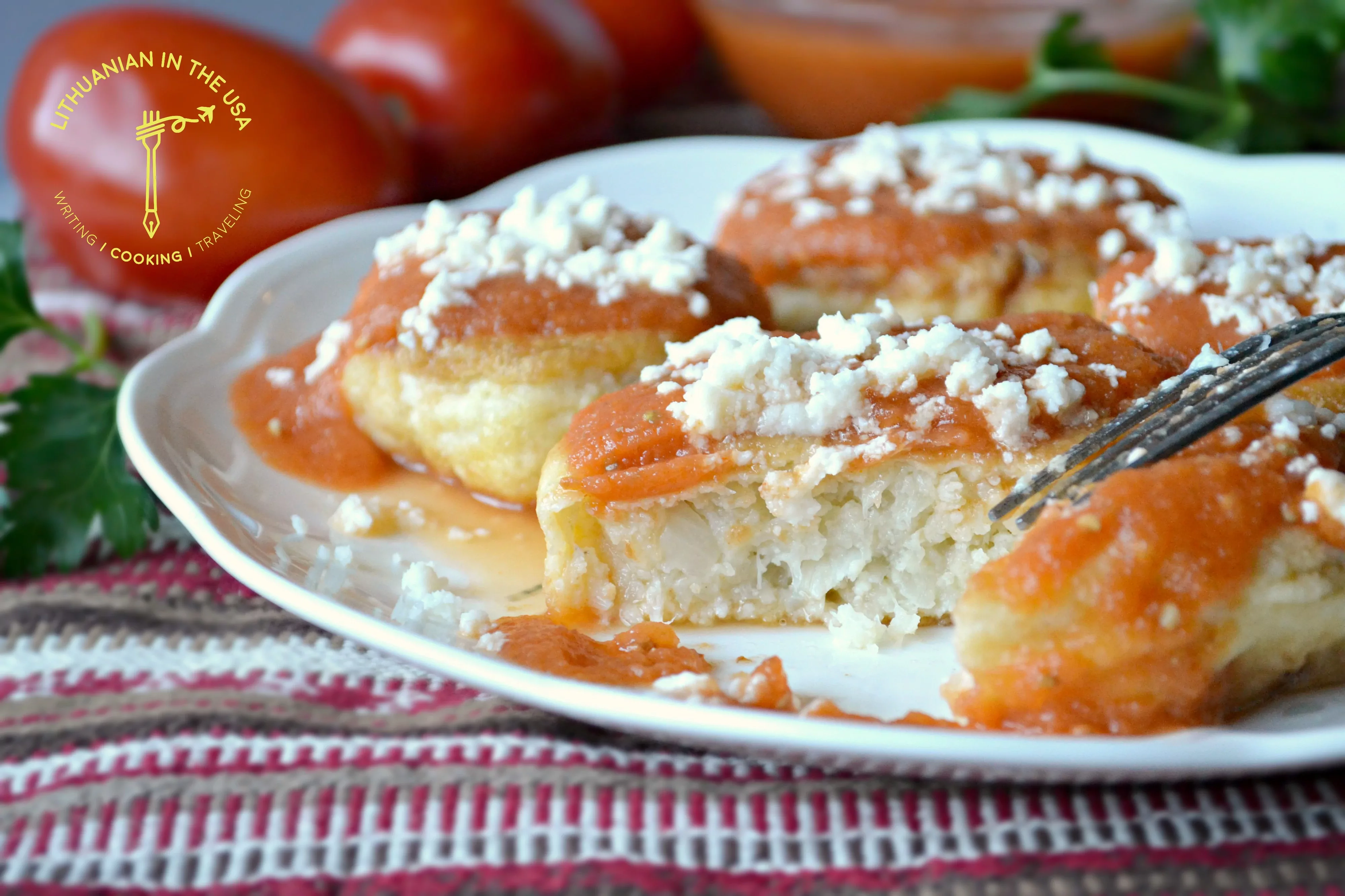 Blumenkohlkoteletts mit Hüttenkäse und hausgemachter Tomatensauce