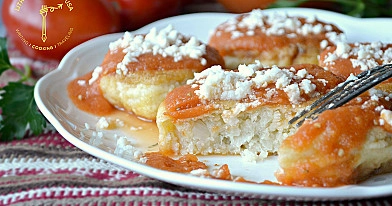 Blumenkohlkoteletts mit Hüttenkäse und hausgemachter Tomatensauce