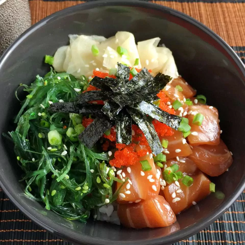 Poke Bowl mit Garnelen, Ananas aus der Dose und Wakame-Salat