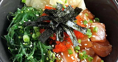 Poke Bowl mit Garnelen, Ananas aus der Dose und Wakame-Salat