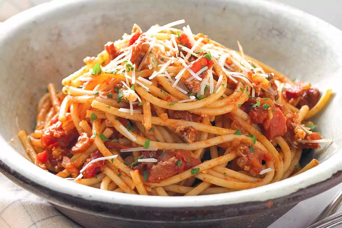 Bucatini mit kalt geräuchertem Speck, Tomaten aus der Dose und Käse