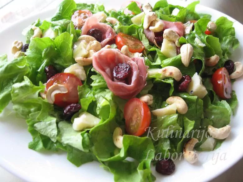 Salat mit Serranoschinken, Schafskäse, Kirschtomaten und Preiselbeeren