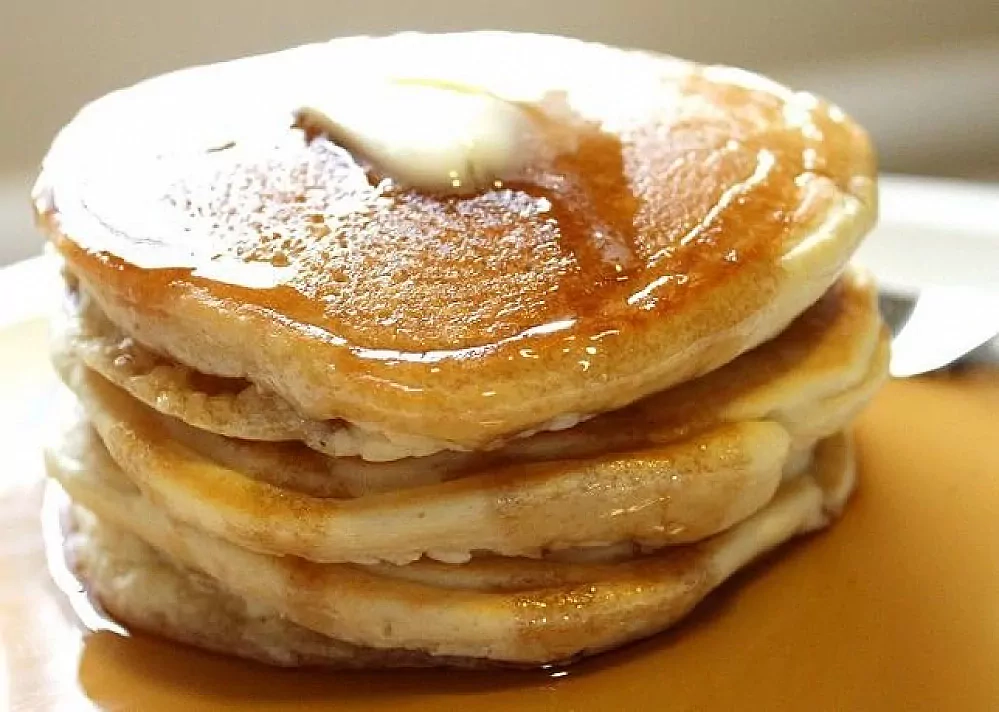 Fluffige amerikanische Pfannkuchen mit Milch, ohne Kefir