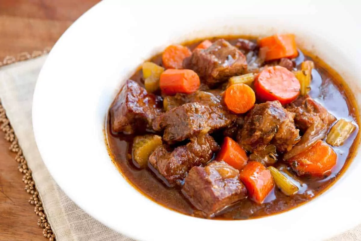 Rinderhalsgulasch mit Champignons und Karotten