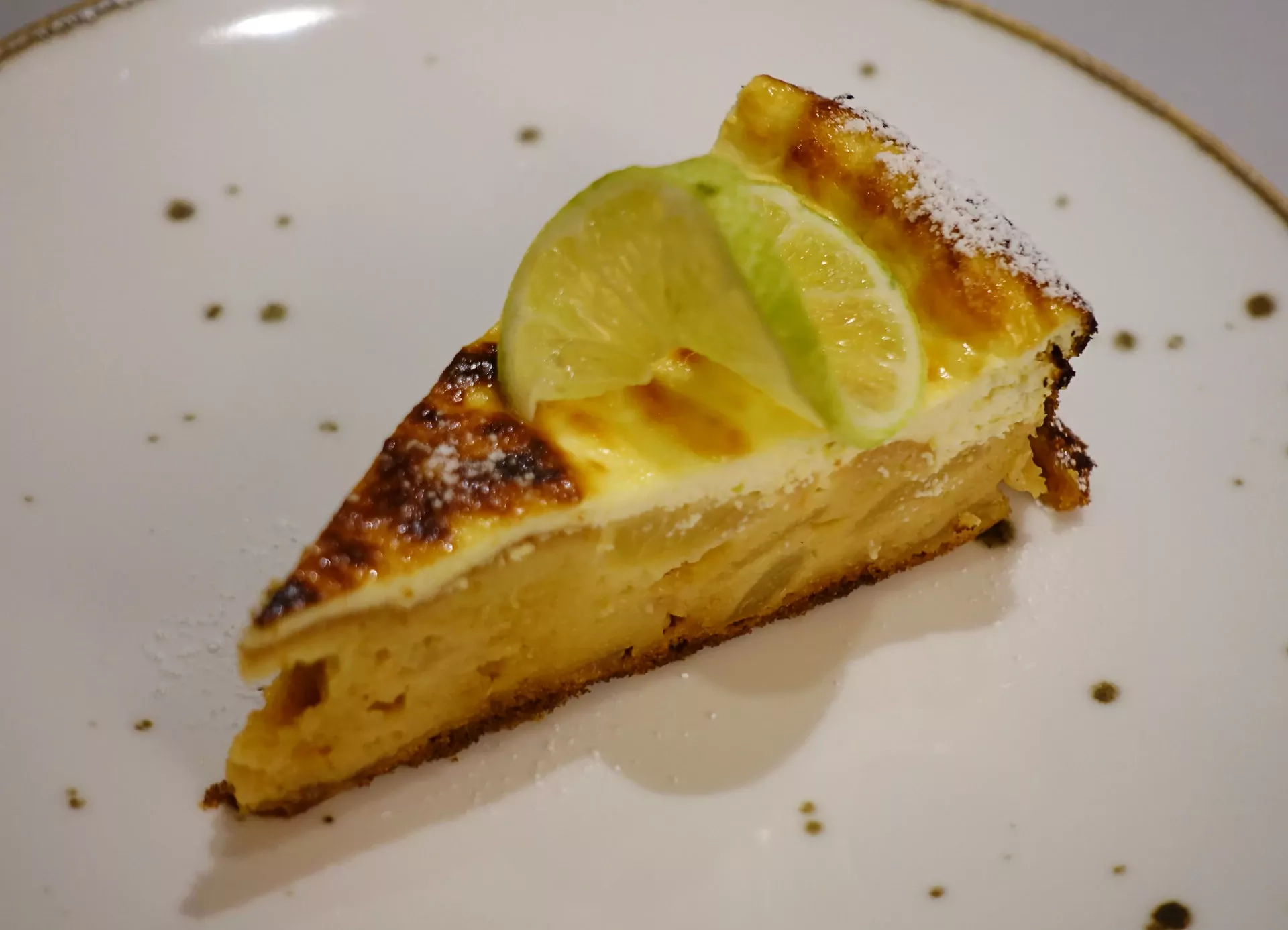 Cremiger Birnenkuchen mit Mascarpone und Limonen-Sauerrahm