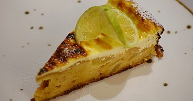 Cremiger Birnenkuchen mit Mascarpone und Limonen-Sauerrahm