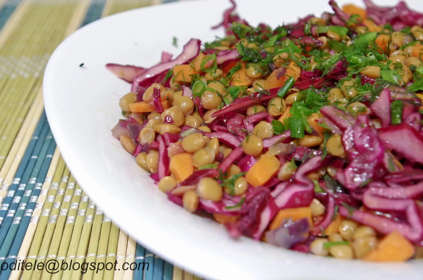 Rotkohlsalat mit Linsen und roten Zwiebeln