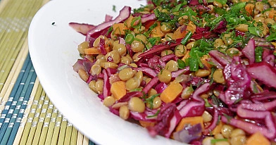 Rotkohlsalat mit Linsen und roten Zwiebeln