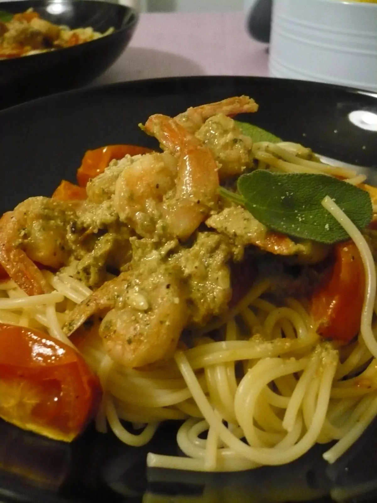 Nudeln (Spaghetti) mit Garnelen, Pestosauce und Tomaten