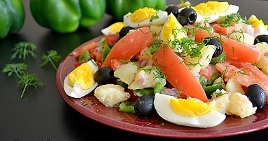 Spanischer Bauernsalat mit Kartoffeln und Eiern (Ensalada campera)