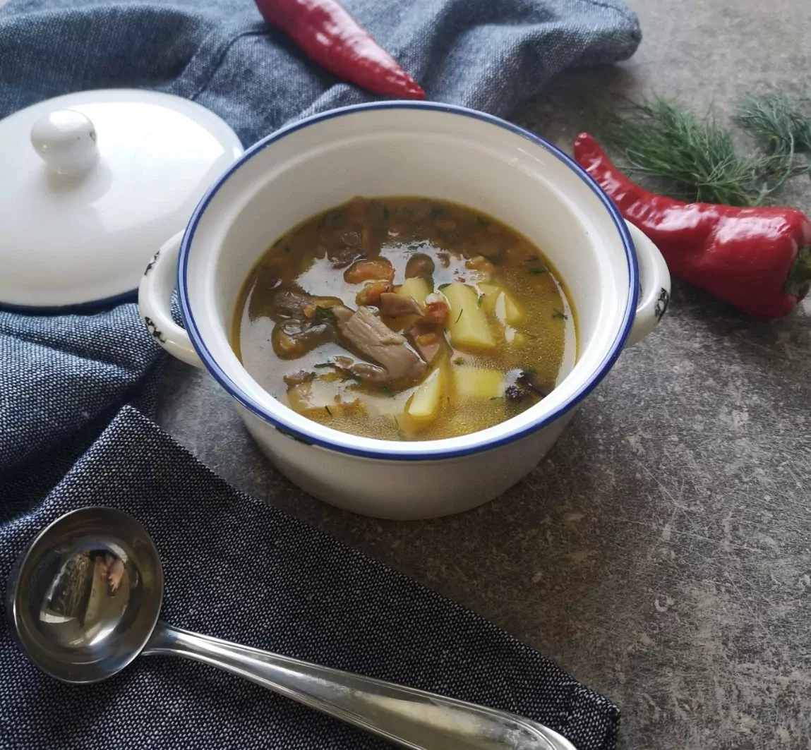 Wildpilzsuppe mit Grieß und Grieben