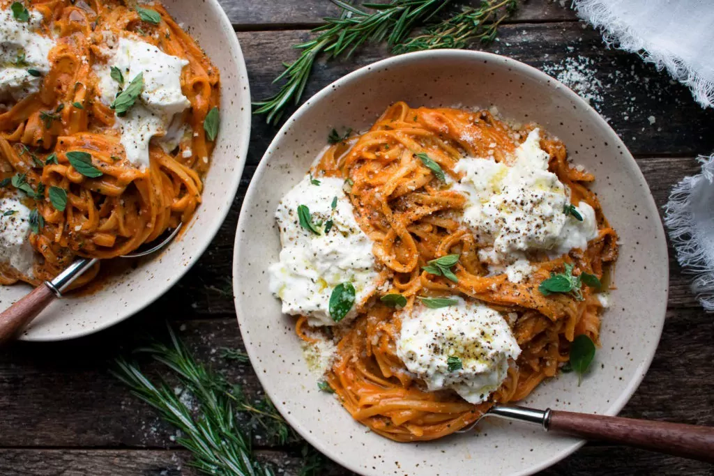 Nudeln - Nudeln mit Burrata und Tomatensauce